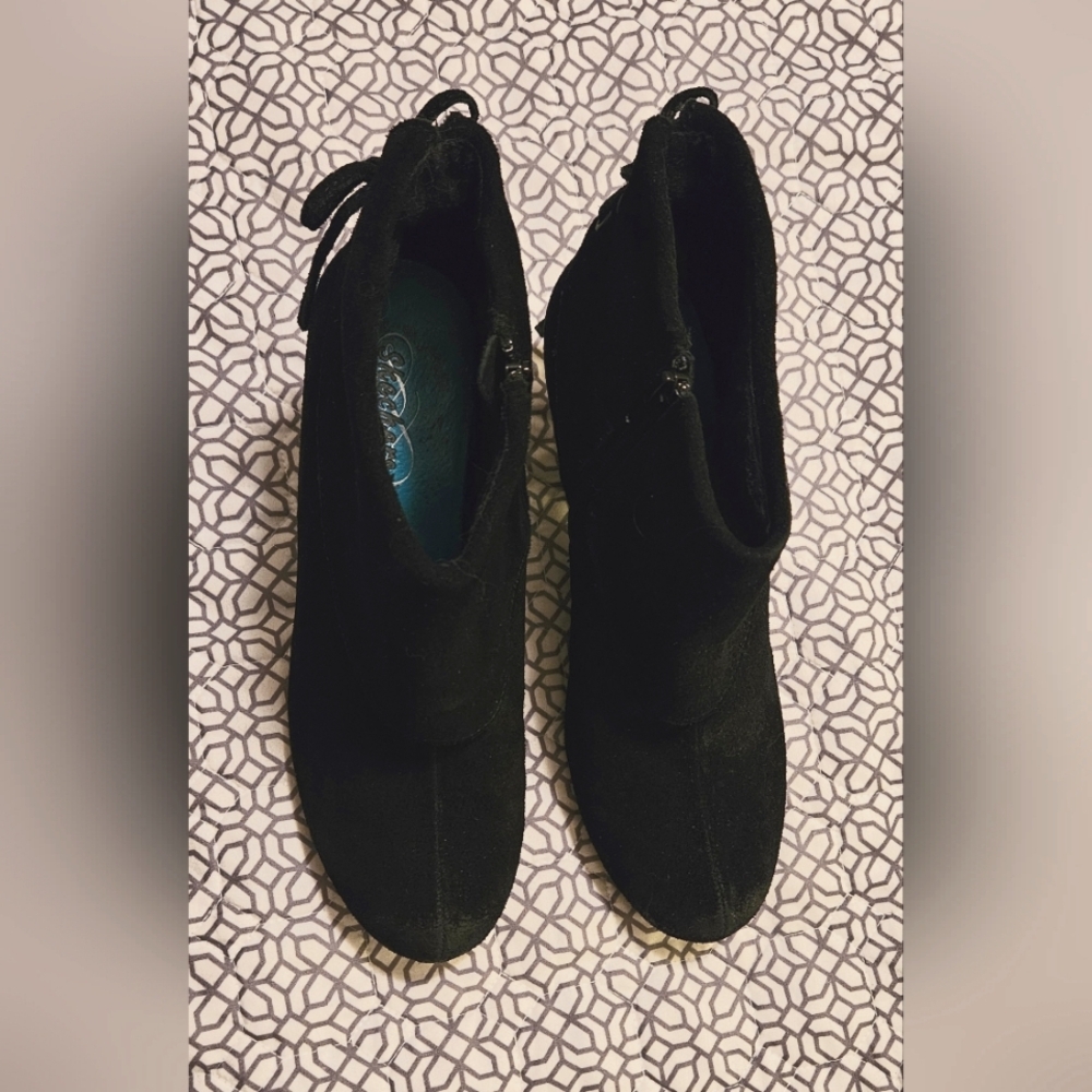 NWOT Skechers black suede booties. 8.5 M